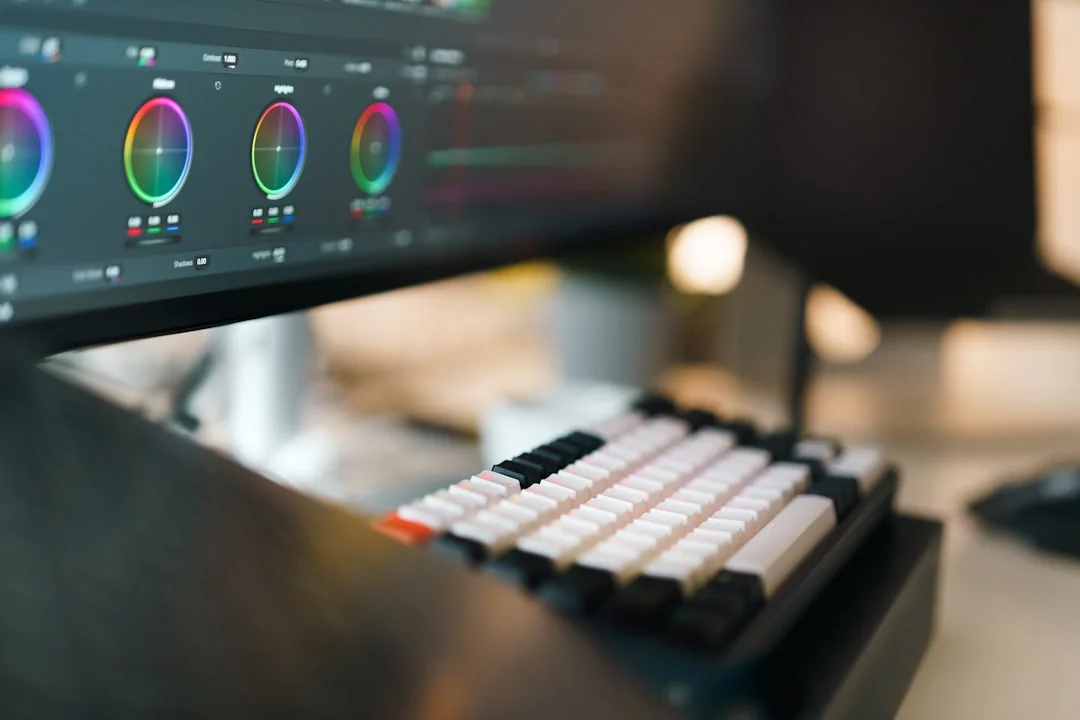 Primer plano de un cuaderno con bocetos de wireframes y un smartphone sobre un escritorio de madera.